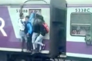 【動画】インドの列車危険乗車で事故。19歳の少年が走行中に落下して大怪我を負う。