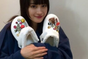 【画像】広瀬すずさん、クロックスを利用し小顔アピール！！
