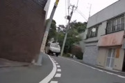 【動画】どっちも悪い？狭路でスピードを出しすぎたバイクがハイエースと正面衝突する車載。