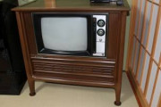 ( ヽ´ん`) 「俺んちは68年の夏にカラーテレビが来てメキシコシティ五輪をカラーで見れた」