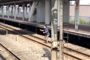【動画】藤沢駅で線路に立ち入り駅員さんに投石する男が原因でJR東海道線が止まる。