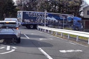 【神奈川】大型トレーラーで狭い道に迷い込んだ運転手さん、やけになる(´･_･`)