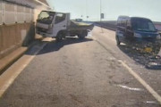 【動画】急ブレーキが原因か？都環でトラックが壁に激突してしまう事故のドラレコ。