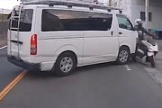【動画】埼玉のサンキュー事故。ハイエースと左側追い抜きのバイクがバチーンしてしまう。