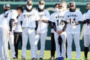 【阪神】能見篤史の記念Ｔシャツでナインが記念撮影「能見さん、１６年間お疲れさまでした」