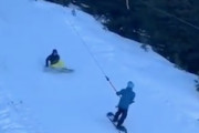 【ワロタ！】滑走式リフトで転倒した一人のスノーボーダーのせいで下が大変な事にｗｗｗｗ