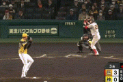 【ジエンゴ】巨人・戸郷、バットを折りながらセンター前へタイムリー！リードを４点に広げる！！！！！！！【阪神対巨人4回戦】