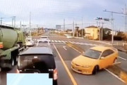 【動画】どんな運転（笑）右折がまともにできないスポーツカー（笑）