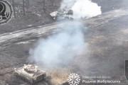 かなりの至近距離で25mm機関砲を射撃、ウクライナ軍のM2ブラッドレーがロシア軍のBMP-2歩兵戦闘車を破壊！