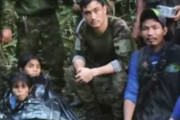 【朗報】1～13歳の子供4人、飛行機でジャングルに墜落するも40日間のサバイバルに成功し無事生還