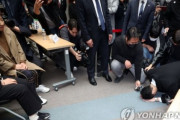 ひざまずいた全斗煥の孫「祖父が5.18虐殺の主犯」＝韓国の反応