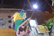 【動画】お店の電球の位置を変えようとした店主が感電死してしまう事故。