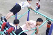 【痛い】少年たちのブランコ遊びで起きた危ない事故の映像。