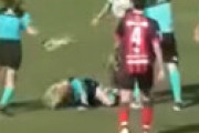 【動画】 女性審判にラリアットをぶちかまして怪我させたサッカー選手 ⇒ 衝撃の結末・・
