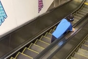 【動画】エスカレーターの手すりを効率よく拭きたかったおばちゃん（涙）
