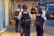 【話題】河内長野市で警官が包丁男に発砲したシーンのモザ無し映像が公開される。