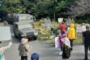 自衛隊の演習に抗議　市民20人、沖縄の山頂手前で　隊員は道路を開けるよう求める