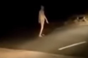 【動画あり】インドにスタイルのいい女性型「エイリアン」が真っ暗な夜道に突如出現！大勢が目撃！ニュースでも報道される