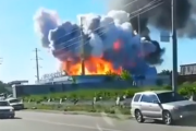 まるで映画のような爆発。ロシアで起こったガソリンスタンドのタンク爆発映像。海外の反応