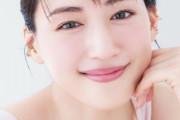 綾瀬はるか、ノースリーブドレスまとい“花のように美しい”笑顔 『VOCE』表紙で魅了
