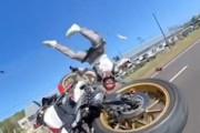 【動画】バイク乗りによるお馬鹿な追突事故の瞬間を360°カメラでｗｗｗ