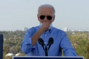 【動画あり】バイデン、わざわざマスクを外して咳をしてしまう・・・