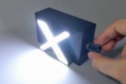 例の眩しすぎる X の看板を LEDランタンにしてみた。明るさを MAX にするとパリピモードに入ります。