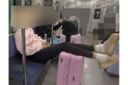「これはさすがに迷惑」　外国人客がスーツケースに足を乗せて電車内で“通行妨害”　ネット怒り