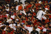 【サッカー】お騒がせのバーレーンサポーター…レーザー光線使用、０―３の後半１６分に帰宅ラッシュ、あわや乱入の場面も