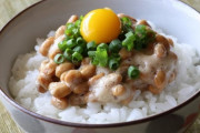 【悲報】ワイ「納豆に卵入れると美味しいよ」 敵「納豆の栄養が阻害されるから(ニチャァ」