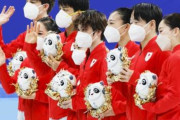 8月7日、パリでメダル授与式　北京冬季五輪フィギュア団体