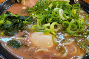 【悲報】ワイ、家系ラーメン屋さんに顔を覚えられてしまい味玉をサービスしてもらう