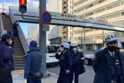 服に火がついた男が歩道橋から落下
