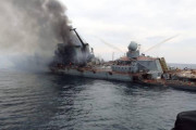 黒煙を撒き散らす巡洋艦モスクワの写真が登場、ミサイル攻撃を受けた直後？