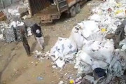 【動画】ゴミ袋から転がり落ちた何かが大爆発して片足を失ってしまう。