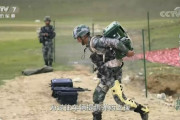 中国軍兵站兵は約50kgの弾薬箱を簡単に運ぶ…電動式外骨格を導入！