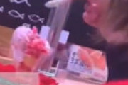 【動画】 スシロー、新たに洒落にならないテロ　専用皿のデザートをかじって戻す衝撃動画流出 ⇒ 学校・名前・SNS特定か