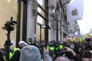【英】反ワクチン集団、Apple Storeを襲撃　ビル・ゲイツが所有していると思い込んでいるため