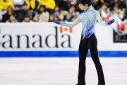演技を終えた羽生結弦選手の後ろに不穏な行動をしようとしている観客が映り込む