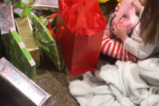 【悲報】クリスマスプレゼントを明けたキッズ達、中身が石炭で咽び泣くｗｗｗｗ]