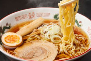 【画像】「ラーメン屋で食うラーメンうめぇ……ん？（ガリッ）」　→　異物混入かと思いきや、とんでもない爆アドの大当たりだったｗｗｗｗｗ