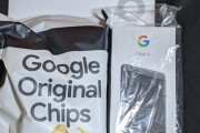 【画像】Googleさん、何故かPixel6に『ポテチ』を同梱して購入者を困惑させてしまうｗｗｗｗ
