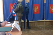 【動画】ロシア大統領選・投票用紙に記入中の市民に対して、ロシア兵「記入ミスがないか確認するぞ」→
