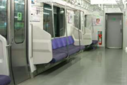 電車内でDQN2人が地べた座りしてビール飲んでた。車掌「ご迷惑なので…」DQN「どう迷惑かけてんのか説明して」→車掌の見事な対応にスカッ！