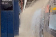 【衝撃映像】ニューヨーク、ハリケーン直撃で地下鉄が水没！乗り降りが無理ゲーすぎると話題に