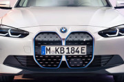 BMW、新型EV「i4」登場！ 巨大なキドニーグリルに隠された機能とは？