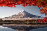 海外「これは美しい！」 河口湖で撮った紅葉をフレームにした富士山の写真が話題に