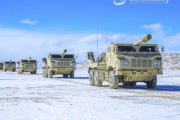 中国陸軍砲兵連隊のトラック型155mm装輪自走榴弾砲部隊が高地での実戦的訓練を実施！