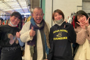 笑福亭鶴瓶さんと写真を撮る衣装さん