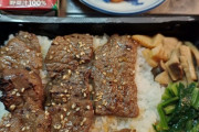 【朗報】ブラックフライデーで買った焼肉弁当、レンジアップ